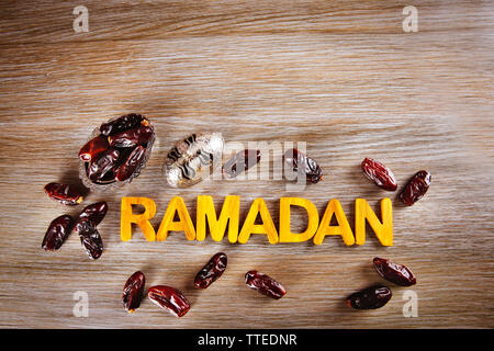 Ramadan mot avec des lettres en bois sec et dates sur le tableau Banque D'Images