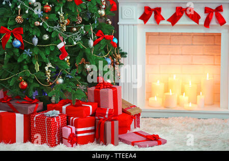Arbre de Noël avec présente près de la cheminée Banque D'Images