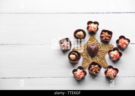 Ensemble de confiserie Chocolat formant étoile sur un fond en bois Banque D'Images