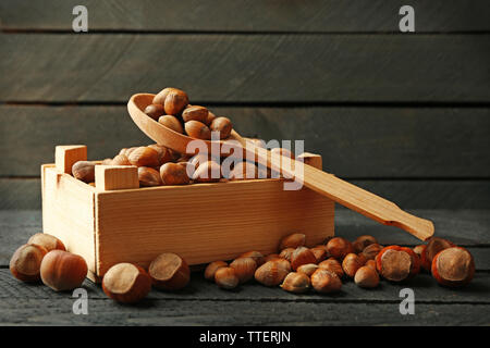Les noisettes en boîte en bois et la cuillère sur la table, close-up Banque D'Images