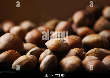 Dispersés de noisettes et un seau en métal, close-up Banque D'Images
