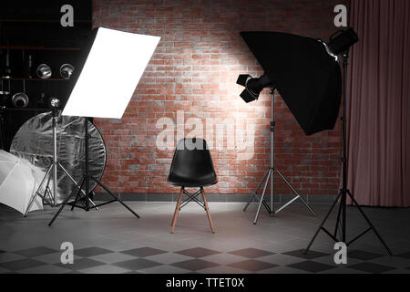 Studio photo vides avec le matériel d'éclairage Banque D'Images