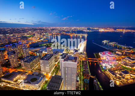 Vue aérienne du port de Yokohama au Japon la nuit Banque D'Images