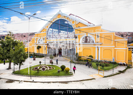 La Paz, Bolivia-Jan 1, 2019 : bâtiment principal terminal de bus à La Paz, Bolivie. Banque D'Images