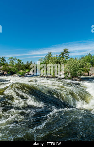 Chutes Burleigh Peterborough Canada avec de beaux rochers roses, rapides de rivière et cascades par une journée ensoleillée d'été Banque D'Images