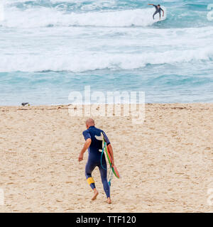 Les surfeurs en action sur la plage de Bondi à Sydney, Australie Banque D'Images