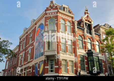 ROTTERDAM, Pays-Bas - 31 MAI 2019 : un édifice du patrimoine coloré avec sculptures, situé sur la rue Witte de Withstraat Banque D'Images