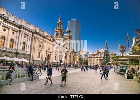 Santiago, Chili - 28 déc 2018 : Plaza de las Armas en centre-ville et cathédrale de Santiago et gratte-ciel moderne bâtiment. Chili Banque D'Images