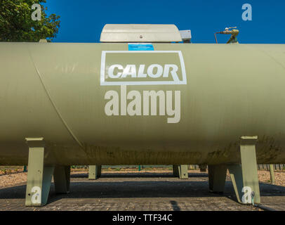 Un grand au-dessus du sol Calor Gas propane GPL, utilisée comme un circuit d'alimentation en carburant par un camping, debout contre un ciel bleu. Angleterre, Royaume-Uni. Banque D'Images