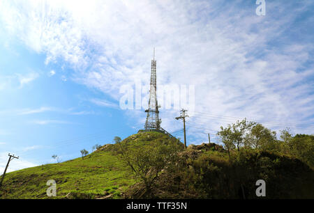 Treillis avec de nombreuses paraboles et antennes de télévision et de radio sur pic Jaragua, Sao Paulo, Brésil Banque D'Images