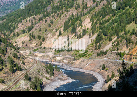 Voie ferrée et de la route transcanadienne dans la vallée de la rivière Thompson, British Columbia, Canada Banque D'Images