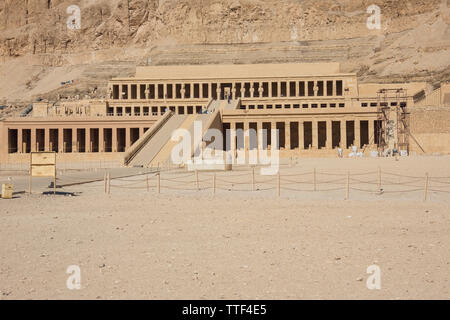 Editorial : LUXOR, EGYPTE, Octobre 17, 2018 - Vue générale du temple funéraire d'Hatshepsout dans les environs de Luxor Banque D'Images