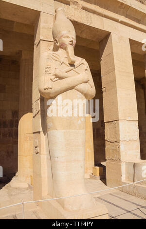 Comme le pharaon Hatshepsout en Osiris holding vu de côté droit, dans le Temple d'Hatshepsout dans les environs de Luxor Banque D'Images