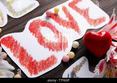 Concept de la Saint-Valentin. Mot peint l'amour et de roses sur fond de bois, Close up Banque D'Images