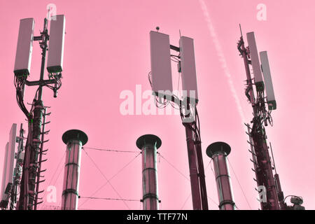 Cheminée métallique, industrielle et des structures, sur radio ciel clair rose Banque D'Images