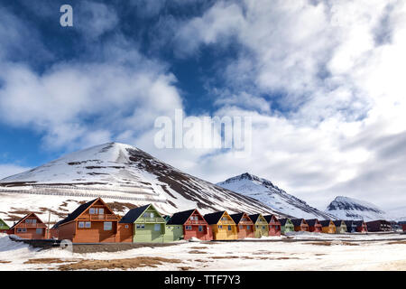 Rangée de maisons chalet coloré à Longyearbyen, Svalbard, le plus northery ville dans le monde. Le Svalbard est un archipel norvégien entre la partie continentale de No Banque D'Images