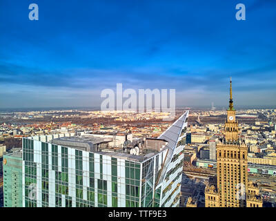 Varsovie, Pologne - 23 février 2019 : Belle vue panoramique vue aérienne drone vers le centre de la ville de Varsovie et 'Zlota 44', gratte-ciel résidentiel conçu Banque D'Images