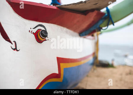 Détail d'un bateau traditionnel de l'Indonésie (Jukung) sur une plage à Bali Banque D'Images