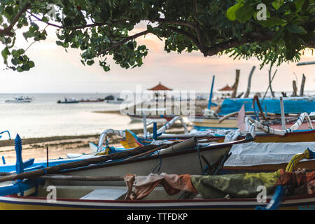 Petits Bateaux (Jukung traditionnel indonésien) sur une plage à Bali Banque D'Images