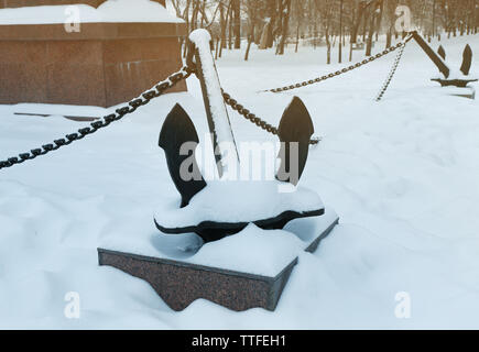 Old anchor dans winter park Banque D'Images