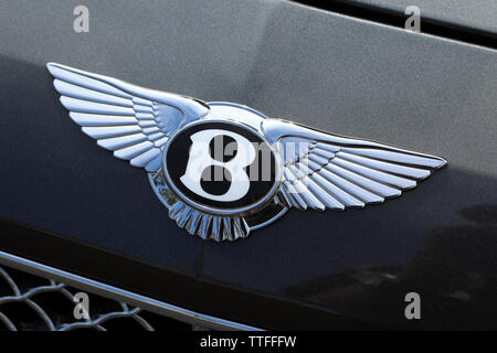 Monte-Carlo, Monaco - 16 juin 2019 : Célèbre Bentley "B" ailé Le Logo (emblème) sur le capot d'une voiture noire de luxe à Monte-Carlo, Monaco. Vue rapprochée Banque D'Images