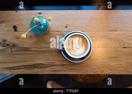 Vue aérienne de cappuccino servi sur table Banque D'Images