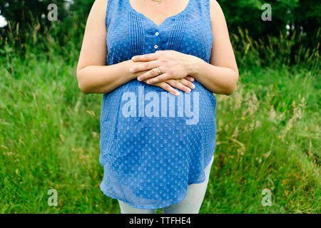 Tout droit sur portrait d'une femme enceinte Banque D'Images