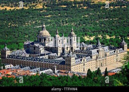 High angle view of Monasterio del Escorial contre green landscape Banque D'Images