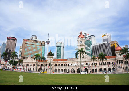 Low angle view of buildings against cloudy sky in city Banque D'Images