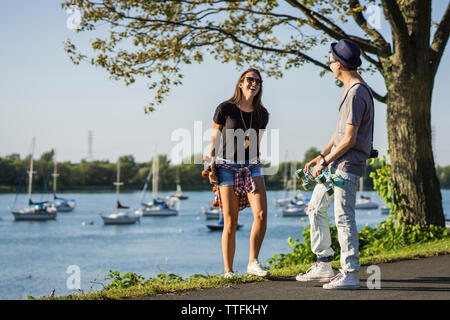 Les jeunes de la génération y hanging out at waterfront Banque D'Images