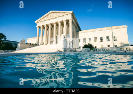 Sunny View panoramique brillant de l'avant à l'extérieur de l'édifice de la Cour suprême des États-Unis avec les eaux bleu d'une fontaine à Washington, DC Banque D'Images
