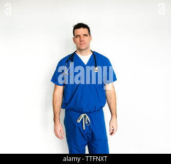 Médecin en chirurgie, scrubs a fond blanc. Banque D'Images