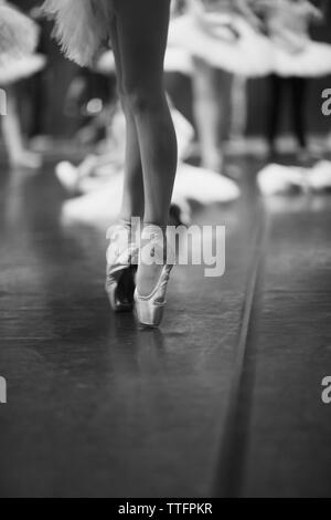 Les jambes d'une ballerine élégante debout sur pointe sur scène en répétition Banque D'Images