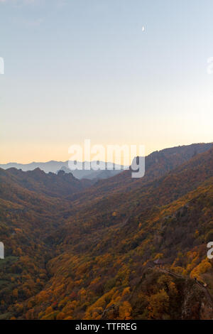 Montagne Canyon tombent sur le coucher du soleil d'or Banque D'Images