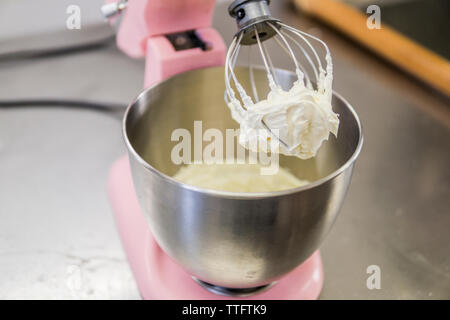 Crème de fromage préparé avec un planenary rose mixer prêt pour gâteaux Banque D'Images