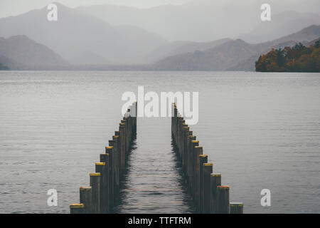 Vue panoramique sur le lac Chuzenji contre montagne Banque D'Images