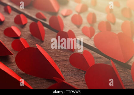 Coeurs en papier rouge sur fond de bois, Close up Banque D'Images