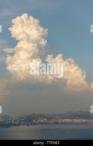 Beaux nuages vu de Pain de Sucre, Rio de Janeiro, Banque D'Images