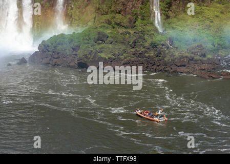 Bel arc-en-ciel, un bateau de touristes et de grandes chutes d'dans rainforest Banque D'Images