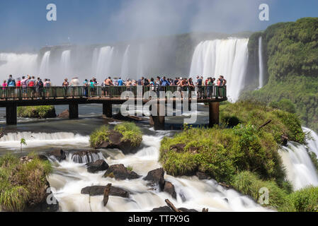 Beau paysage de touristes visitant la passerelle sur de grandes chutes d' Banque D'Images