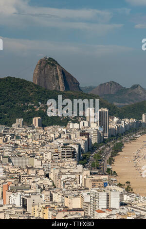 Vue de Copacabana et Pain de Sucre de Morro do Cantagalo Banque D'Images