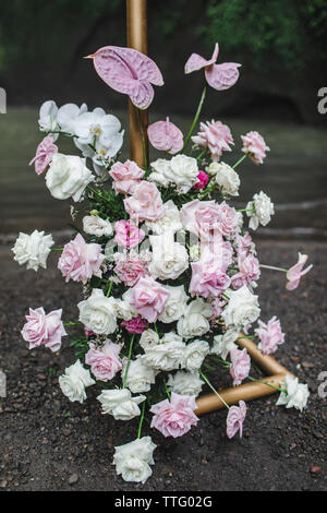 Décoration mariage en fleurs de passage de pastel orchidée, rose et fleurs. Couleurs rose et corail. Concept Floral. Banque D'Images