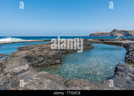 PUERTO DE LAS NIEVES, Gran Canaria, Espagne - 11 mars 2019 : piscine naturelle Las Salinas de Los Cristianos à Puerto de Las Nieves. L'espace de copie pour le texte. Banque D'Images