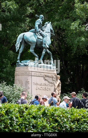Stonewall Jackson statue confédérés au KKK rally encerclé par manifestant Banque D'Images