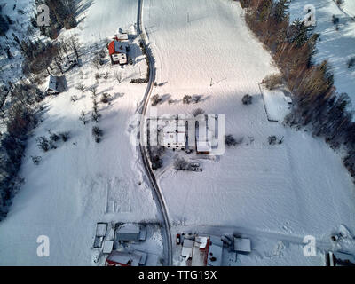 Très belle vue panoramique vue aérienne drone panorama aux au Fosso - grand village et le siège de gmina Hateg, Cieszyn Silésie dans le comté de voïvode Banque D'Images