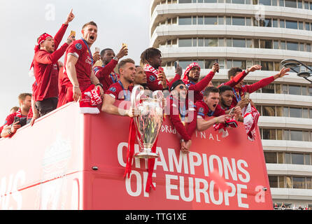 Le Liverpool FC équipe sur la parade de bus pour célébrer gagner Ligue des Champions 2019, le capitaine Jordan Henderson holding Cup, la Ligue des Champions Liverpool, Royaume-Uni Banque D'Images