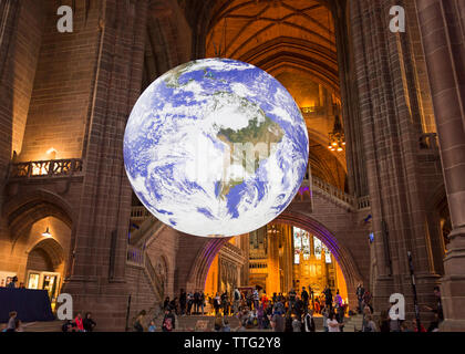 La planète Terre à l'intérieur de la cathédrale de Liverpool, Gaia art installation créée par l'artiste anglais Luke Jerram, Liverpool, Angleterre, Royaume-Uni Banque D'Images