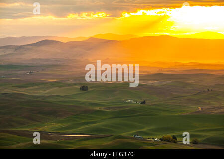 Vue panoramique du paysage contre ciel nuageux pendant le coucher du soleil Banque D'Images