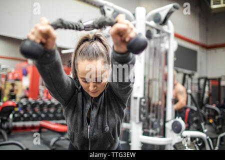 Mettre en place sa formation femme millénaire triceps à la salle de sport Banque D'Images