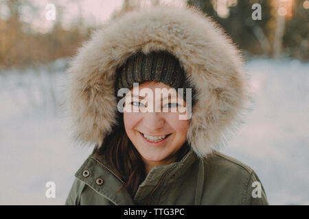 Portrait d'une belle jeune femme portant une veste d'hiver. Banque D'Images